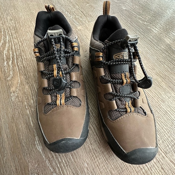 KEEN Boy’s Brown Hiking Shoes Size 2 - Picture 2 of 7